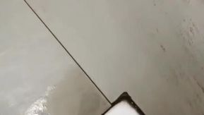 網咖裡的騷逼女網管上夜班發騷 跑到廁所自慰，黑絲高跟 道具插菊花