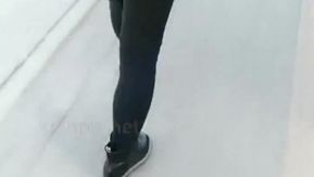 2 人の姉妹が屋外で通行人たちとエッチして楽しいライブ配信をしています、とてもセクシーです 2