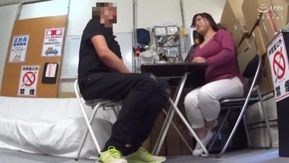 Sala de descanso 07 en un trabajo a tiempo parcial donde una mujer casada a tiempo parcial trae en secreto a empleados jóvenes y se divierte.