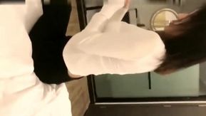 [Оригинальное отечественное производство] Пальцы вставлены в попу персика.