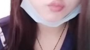 Ne manquez pas le spectacle de pipi d'une belle et mignonne fille en uniforme d'étudiante avec des seins et une chatte qui fuient