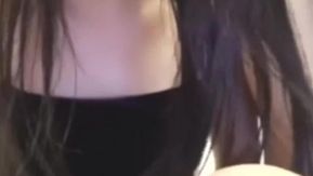 A novinha chupa sêmen e o jovem e a safada se exibem e fazem sexo com o amigo sexual do tio.
