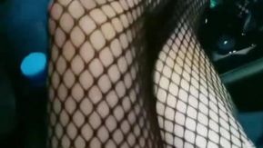 (Lu Yiyi) Vêtue d'un costume de bas noir, elle est allée chercher ses amis sexuels et a eu une scène de sexe passionnée en voiture.