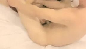 (Menina asiática) Âncora de cabelo verde fazendo sexo 4P no hotel