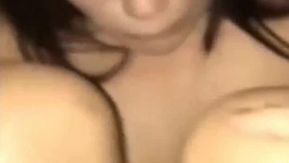 Antes de se tornar famosa, uma jovem modelo malaia sexy fez várias selfies sexuais apaixonadas com o namorado e as vazou.