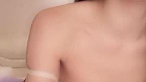 Una chica delgadita de voz fuerte se masturba con accesorios