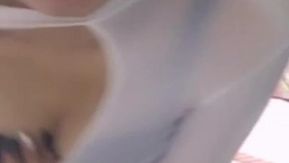 小さなおまんこが彼女の顔を見せ、ストッキングとハイヒールがとてもエッチに見えます。彼女はオナニーし、マッチョな男に指一本で彼女のおまんこを締めつけます。