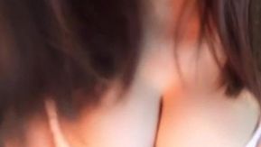 Liu Tao, une fille de la province du Hebei, a montré son visage et avait beaucoup de concombres et d'aubergines insérés dans sa chatte. Elle criait et gémissait constamment.