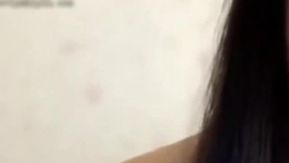Depois de assistir à transmissão ao vivo da beldade da deusa otaku Sheng Sheng tomando banho e se masturbando com um vibrador em uma sala paga, ela precisa comprar dois frascos de Nutritional Express para reabastecer seu corpo.