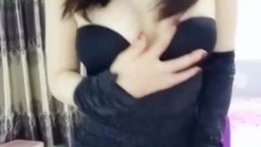 Uma jovem bonita e bonita, com suas meias pretas sem virilha, abre sedutoramente a calcinha, o que é muito tentador