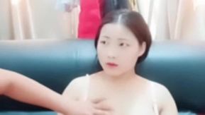 Une jeune femme et un couple à la peau claire et dodus ont des relations sexuelles orales puis montent dessus