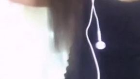 很骚的主播妹子还挺讲究卫生带着套手指扣逼喷水再用道具自慰大秀 声音嗲嗲的