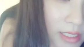Una hermosa presentadora de belleza de Sichuan y su pareja sexual están teniendo sexo en vivo. Esta amiga es muy buena follándola y la chorrea con diálogos en mandarín.