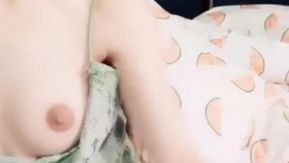 Une jolie fille aux lèvres rouges et aux lunettes est complètement nue et prend une douche dans la salle de bain. Ses seins clairs enlèvent sa culotte et sa chatte est exposée et prend une douche dans la salle de bain. .