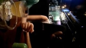 Nos finais de semana, convidava uma linda colega do meu trabalho para comer hot pot e jogar dados em um bar para embebedá-la.