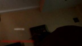 Paga dinero para ligar con una hermosa escort y los dos charlan.