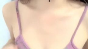 Uma garota bonita, esbelta e jovem tira lentamente seu sexy cinto suspensor e torce o corpo de forma muito sedutora.
