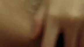 Uma linda garota de cabelos curtos se hospeda em um quarto de motel com seu amante e faz sexo. Ela não consegue esconder sua excitação ao ver um grande pau.