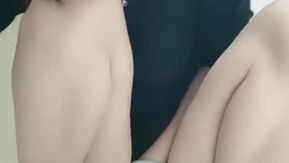 (小露)身材极品的美女用大黑牛震自己的骚穴