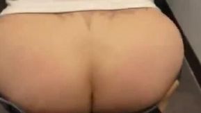 A deusa do melhor corpo e fitness (Zhen Yuzhu) tem um membro masculino musculoso 3P. A deusa de jeans se ajoelha e lambe as melhores nádegas é penetrada e fodida por trás.