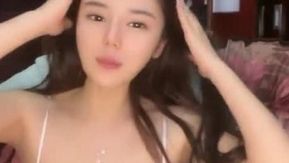 (Meiqi) Una belleza de grandes pechos con una transmisión en vivo de copa E se ducha y sus pechos se balancean