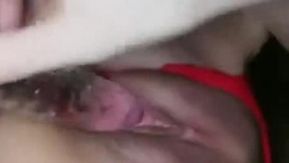 今日推荐红色肚兜大奶翘臀妹子躺床上自慰，拨开丁字裤掰穴湿湿的，揉捏奶子张开双腿假屌抽插，性感美臀非常诱人