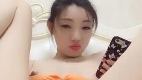 Avec des yeux de renard et une charmante coquetterie, la jeune femme élancée a exposé son vagin dans un spectacle séduisant, se touchant et l'écartant, l'air séduisante.