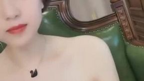Anchor parle de Susu, la meilleure fille aux cheveux courts et aux gros seins