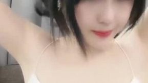 かわいい女の子がマンコを犯してオナニーすると白い汁が漏れ出す