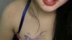 (卡戴珊妹妹)嘴裡咬著自己的內褲自慰