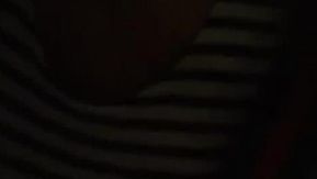 人妻去参加同学聚会在路上就被撩了，带到房间开始啪啪