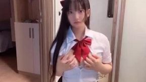 清純な学生服でオナニーする巨乳コス（リトルユナ）