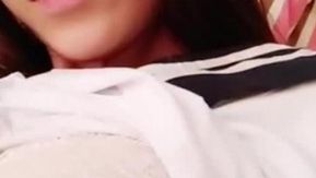 自撮り棒の使い方を知っているのはこの美女だけです。とても美しいので、お見逃しなく！