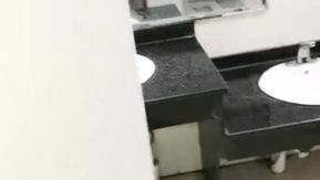 嫩妹深夜睡不著，找小男友到女廁激烈啪啪啪！打掃阿姨不會進來吧？