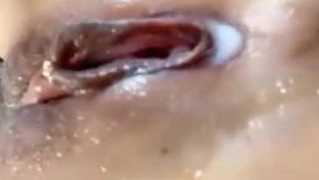 Uma deusa super linda entra no mar LL se masturba com adereços nus e toma banho Ela fode a bucetinha em close e esguicha __.