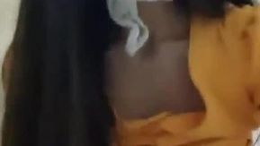Cher R, une jolie fille rose, se masturbe en bas résille dans la salle de bain. Elle enlève sa culotte et se fourre la bouche avec une grosse vache noire insérée dans sa bouche, vibrant et gémissant.