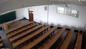 【黒龍江理工大学】男女学生が教室でセックス、慰め方が分からず立ち去る男性。