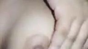 一個漂亮的女孩被她的老師操了，還瘋狂地射精