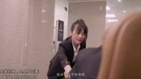 色经理看片性欲高涨~找了马尾秘书到经理室肉体加班