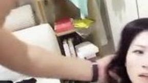 女性マッサージ師は玄関にやって来て、兄に暴力的にレイプされ、無料でセックスすることしかできませんでした。