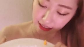 韓国の女の子があなたを大車輪に招待し、どこに曲がっても助けてくれます。