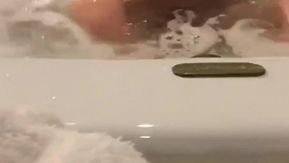 A deusa peituda tem um caso apaixonado com um homem rico em um hotel. A deusa de cabelos compridos tem uma figura sexy e charmosa, e seus seios grandes são fodidos e agitados. Depois do sexo, ela sopra e engole porra.