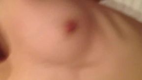 Fóllate a una mujer joven con la cara expuesta, coño peludo, fuerte deseo sexual, pechos rosados, corrida facial