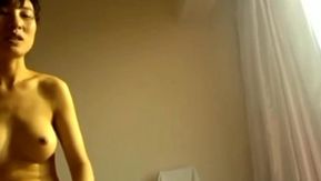 No importa lo grande que sea la polla, es suficiente El diálogo es lascivo y divertido, se revela la cara y se revela el romance en casa. La joven de una buena familia del noreste de China practica un sexo oral de primera. Ella es proactiva durante todo el proceso y es extremadamente guarra. Tener una pareja sexual como esta es una gran bendición en la vida.