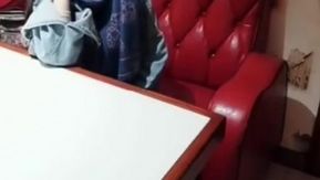 Esperando alguém para fazer sexo ~ Uma pessoa reservou uma sala privada apenas para atrair o lindo garçom e fazer sexo