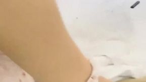 Une nuit de lascivité avec une jolie fille de 19 ans, léchage de pieds, gouttes de cire, plans à trois, pipi, appel papa, lascive et excitante