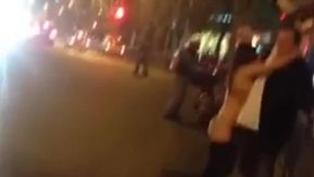謎の女性が路上で裸になり、通行人をストーキングします。 彼女の胸はとても大きいです。