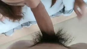 Una bailarina post-00 con medias negras y tacones altos juega con su novio en un excitante SM sin condón, tragando semen y recibiendo creampie.