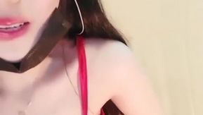 インターネットの有名人のような顔をした美人キャスターが、生放送中にファンに美しい女性とデートする方法を教えます。最高級のピンクのストッキングが魅惑的です。