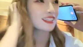 Uma linda garota pêssego fica com ela em um hotel e faz sexo com ela, e ela cavalga e fode na banheira.